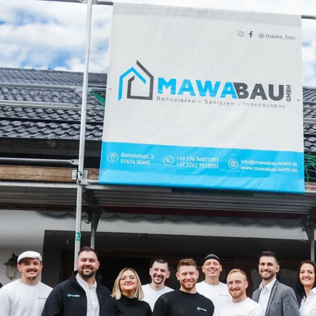 Das Team der MaWa Bau GmbH vor einem Firmenbanner