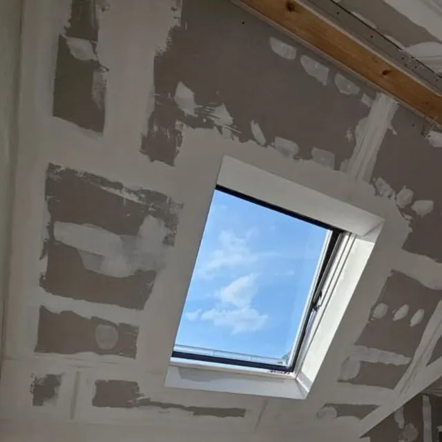 Trockenbau im Dachgeschoss mit eingebautem Dachfenster